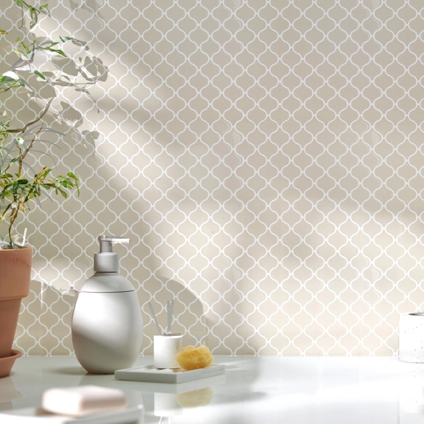 Beige plaktegels in een badkamer