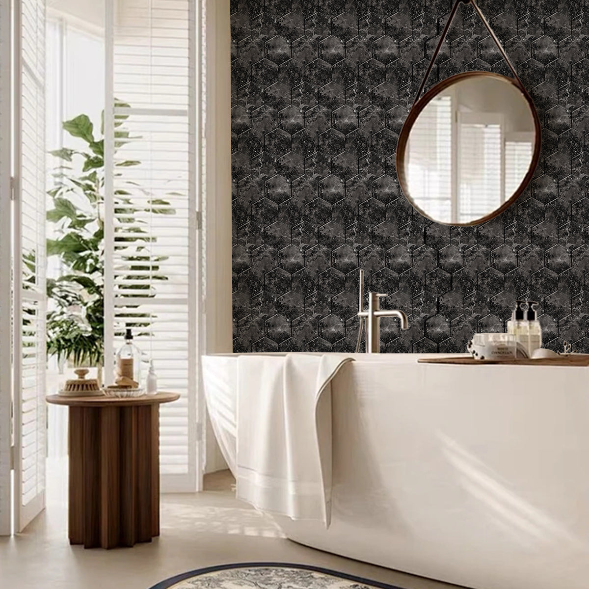 Zwarte plaktegels zelfklevende tegels met marmerlook in een badkamer als wandbekleding