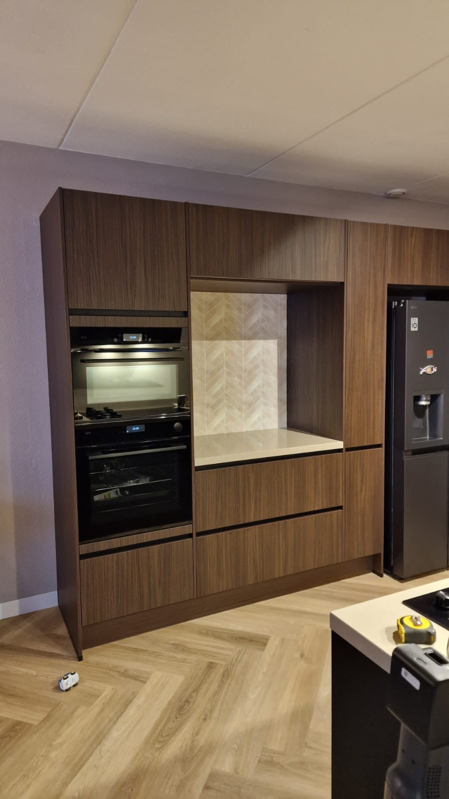 Roze plaktegels zelfklevende tegels als achterwand keuken bij een klant