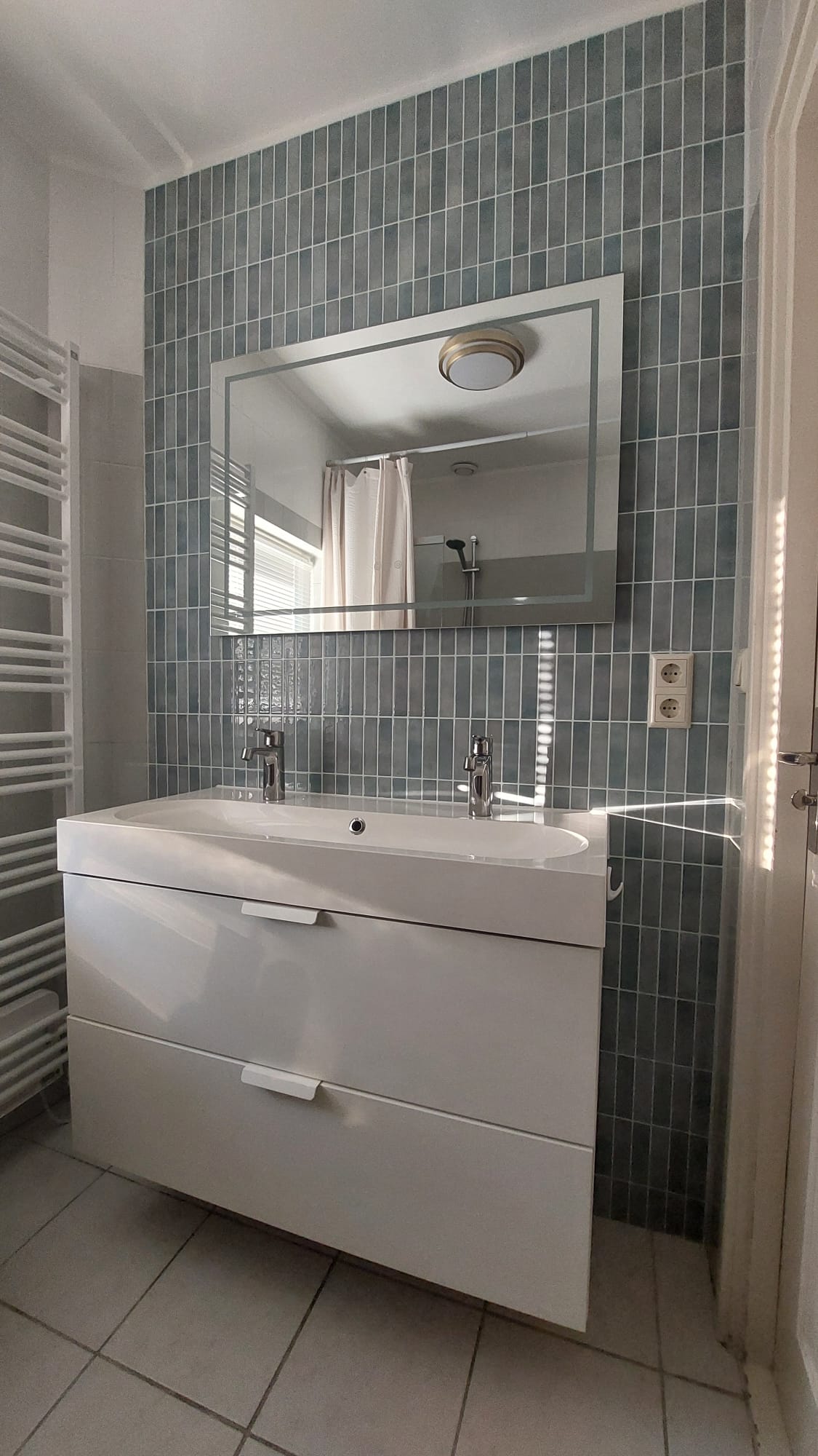 Earthy green oblong adhesive tile 1mm