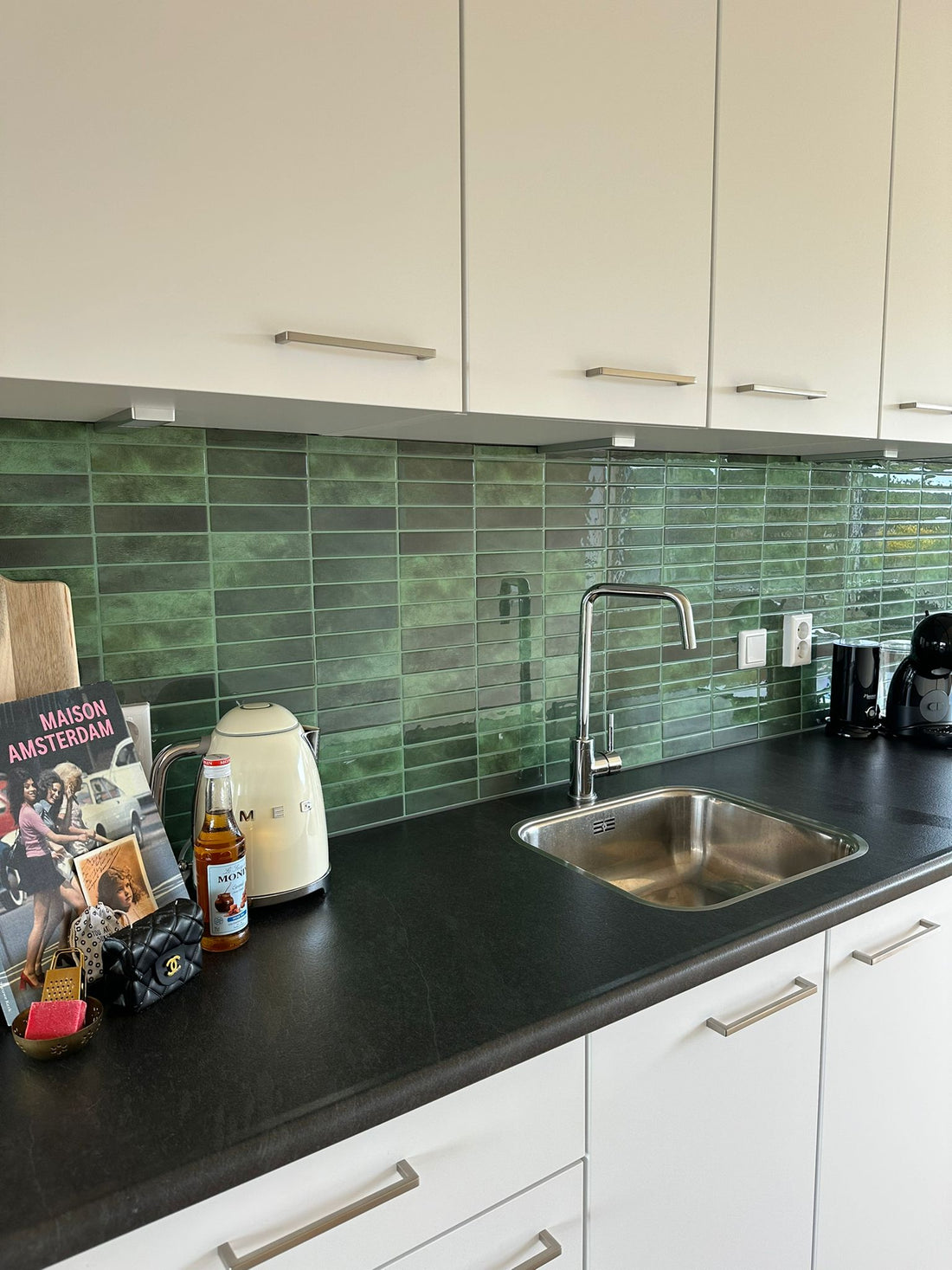 Zelfklevende tegels?  Mossy Green is de oplossing voor plaktegels in uw woning!