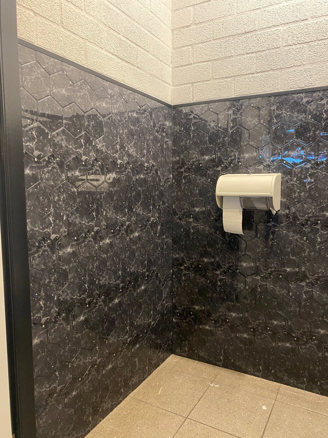 Plaktegel HexaLux noir in het toilet!