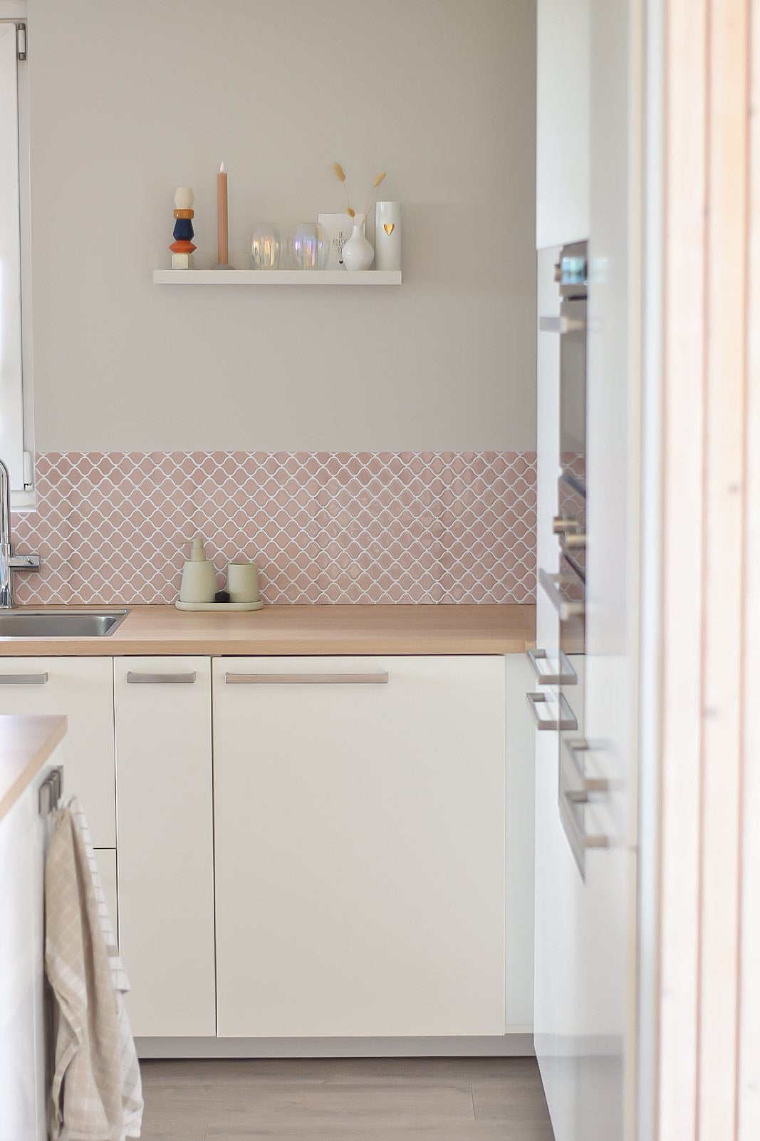 Beige plaktegels zelfklevende tegels als achterwand keuken 