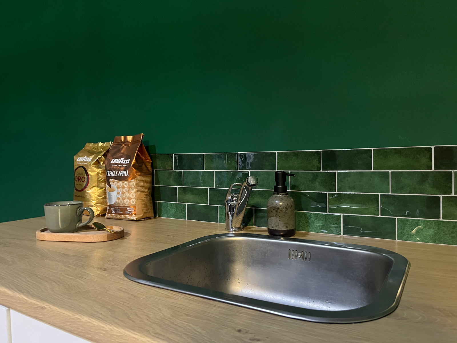 Groene plaktegels als achterwand keuken 