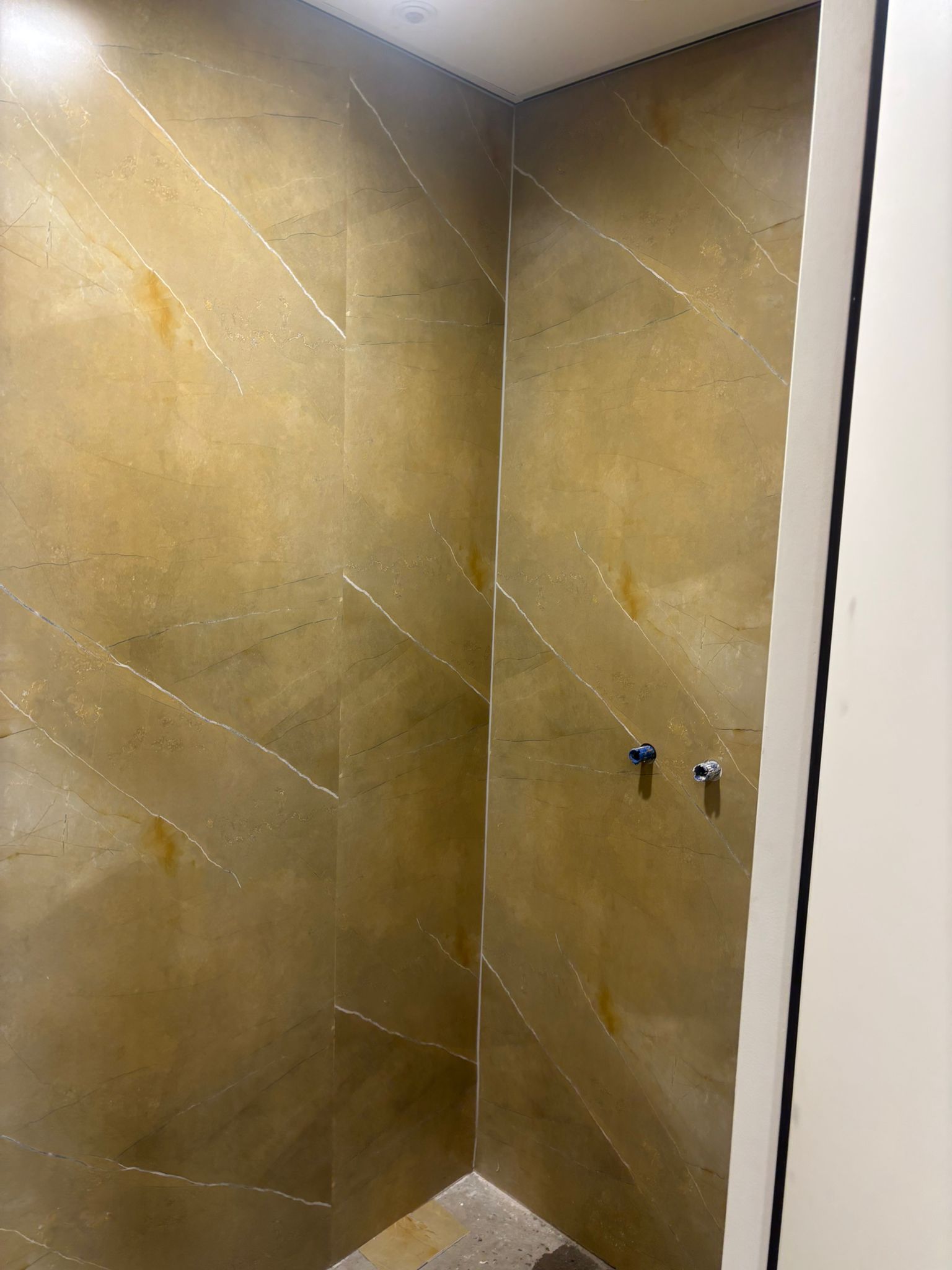 Olijf groene wandpanelen in de douch bij offroadverhuur 2