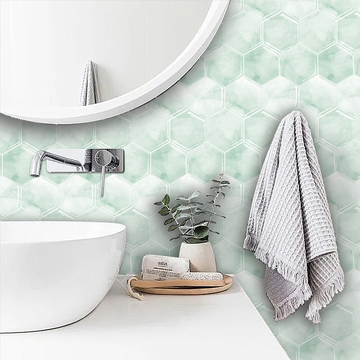 Babyblauwe marmerlook plaktegels zelfklevende tegels in een badkamer