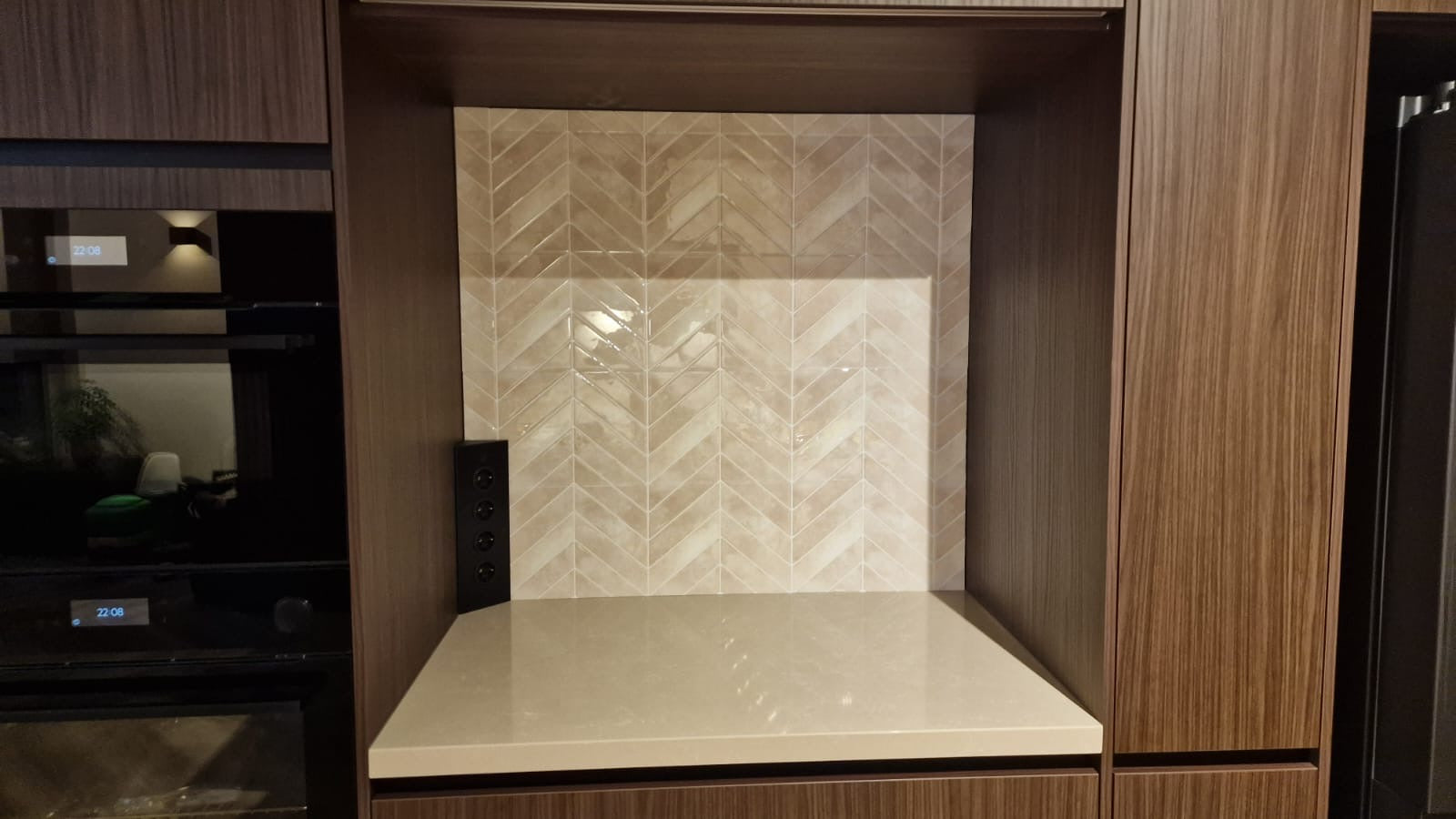 Roze chevron plaktegels zelfklevende tegels als achterwand keuken bij een klant 2