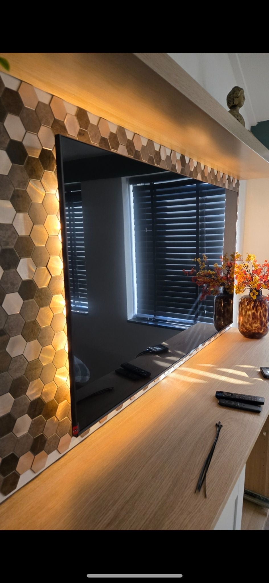 Plaktegels bruin goud hexagon als tv achterwand